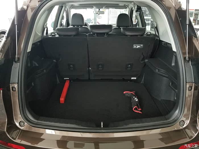 后备箱空间依然很大,满足日常需求