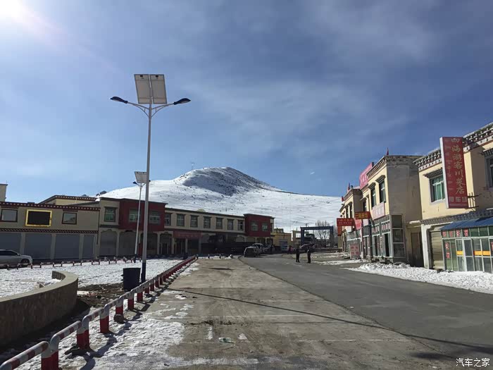 到达邦达镇,这里海拔依旧4000米,过往的车很.