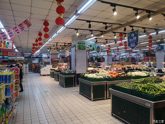 晚上超市里还是挺清静的.