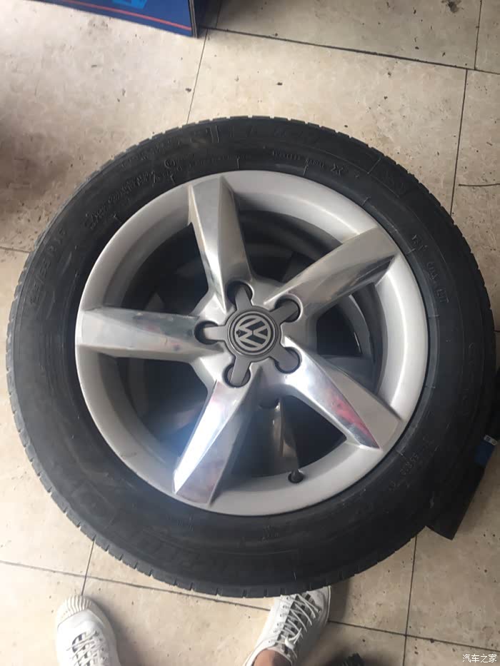 奥迪a4l原车16寸五幅轮毂轮胎