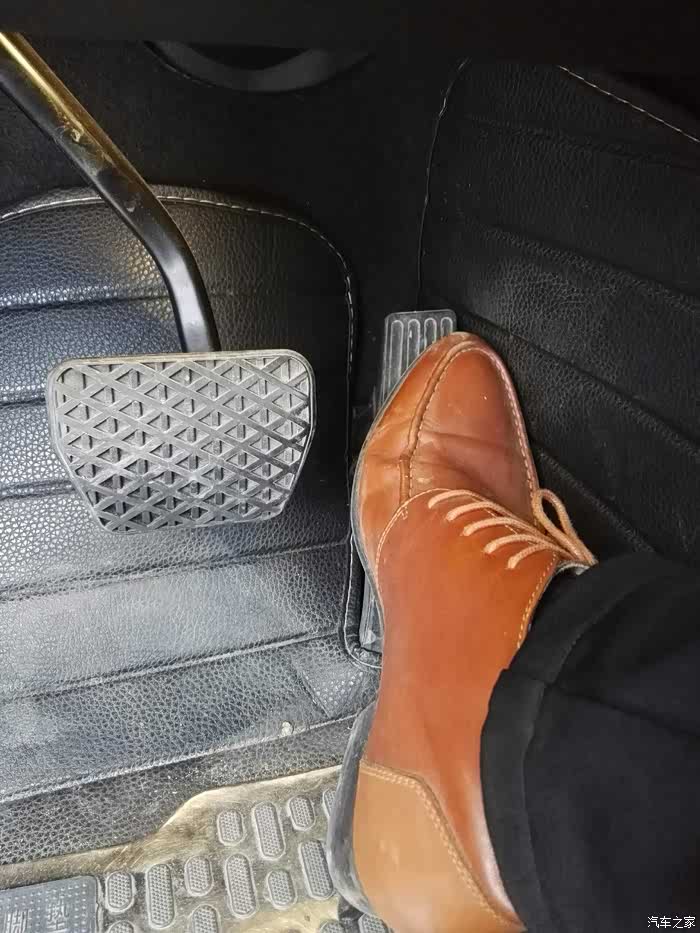 油门踏板是不是踩到底有一个结梗