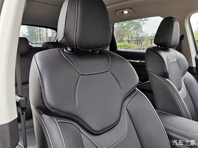 分体式的座椅支撑舒适,头枕设计很好的贴合头部,长时驾车也不会觉得累