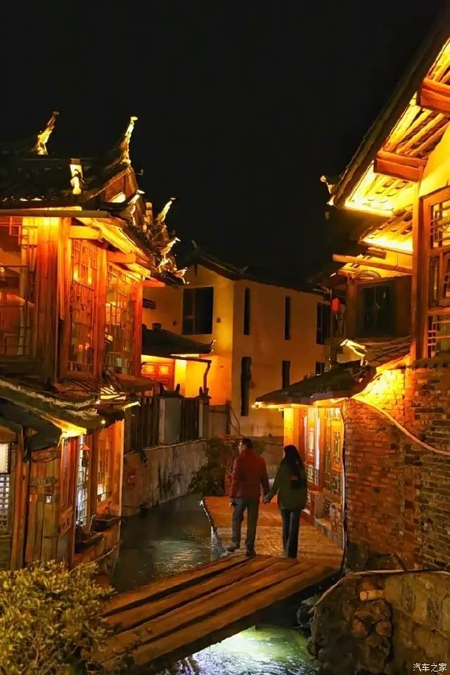 束河古镇小河边夜晚,岁月静好的真实写照