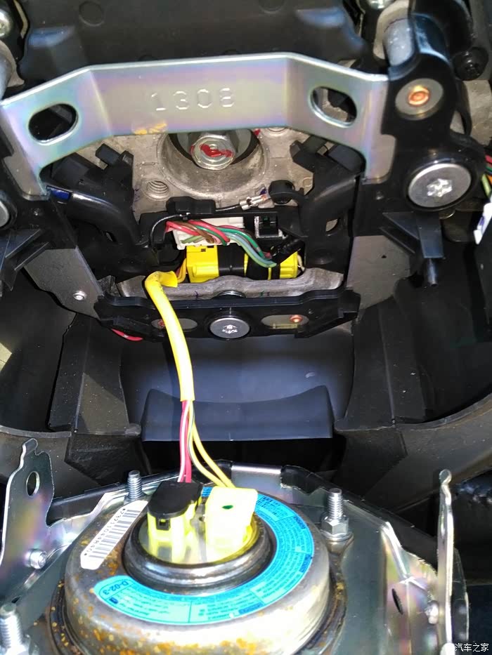 慢慢拿下来气囊盖,一定小心气囊插头!