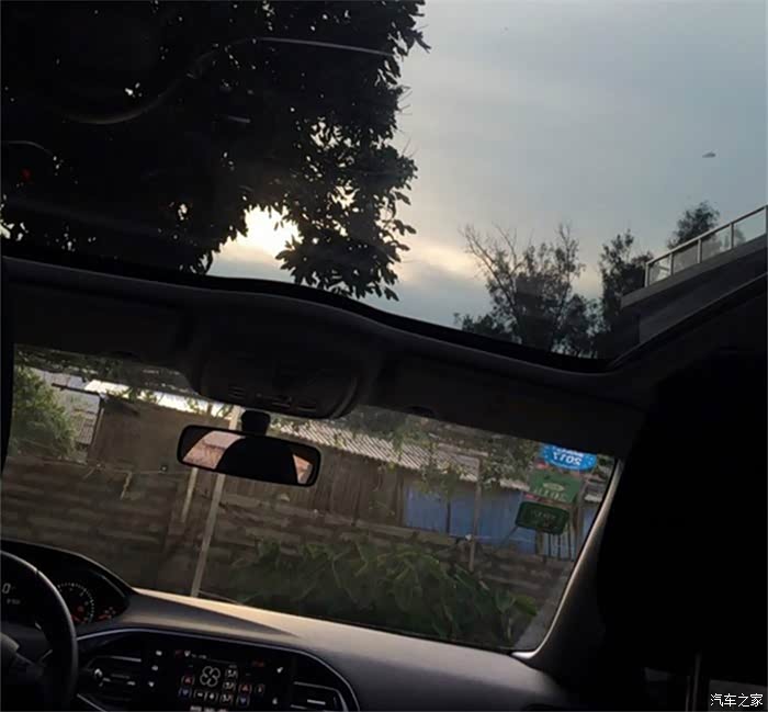 据说很多人买308s都是爱上了这个大天窗,在车里看星星,看月亮,值得