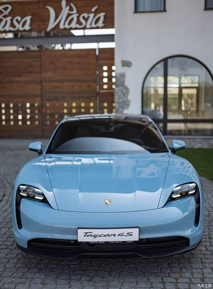 babyblue配色的保时捷taycan大片一套