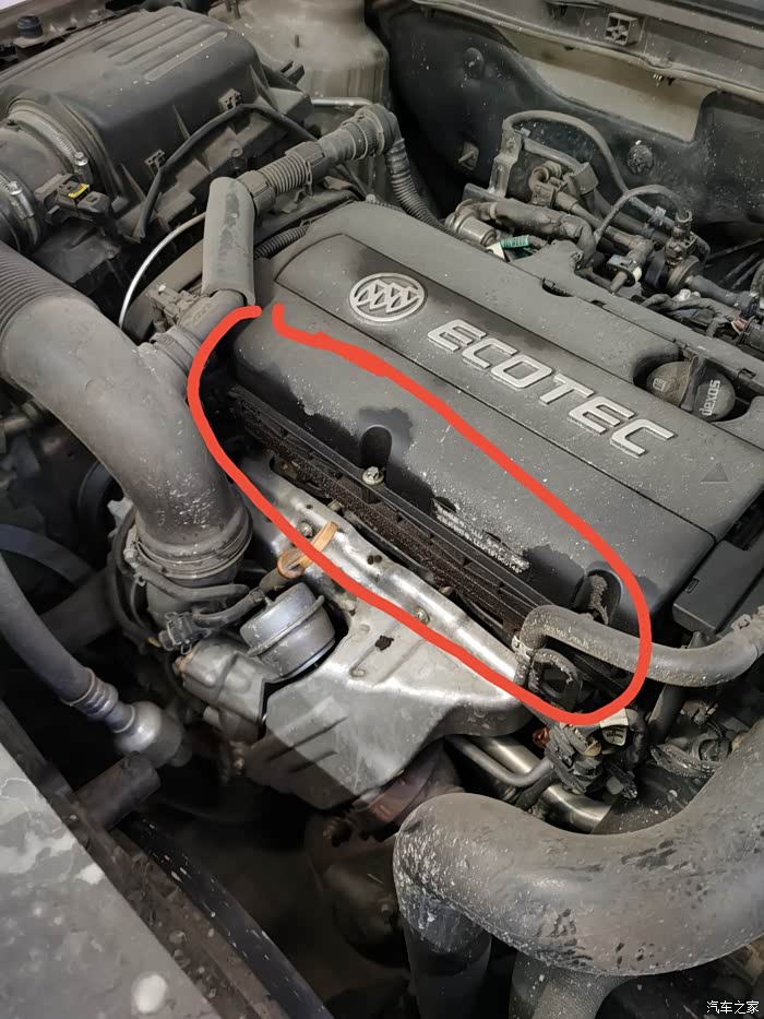 靠,今天打开车盖,君威这个位置渗漏机油,不知道有没有风险?