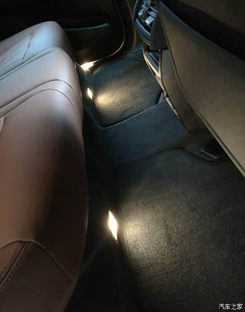 请问大佬18款330lim有座椅灯么