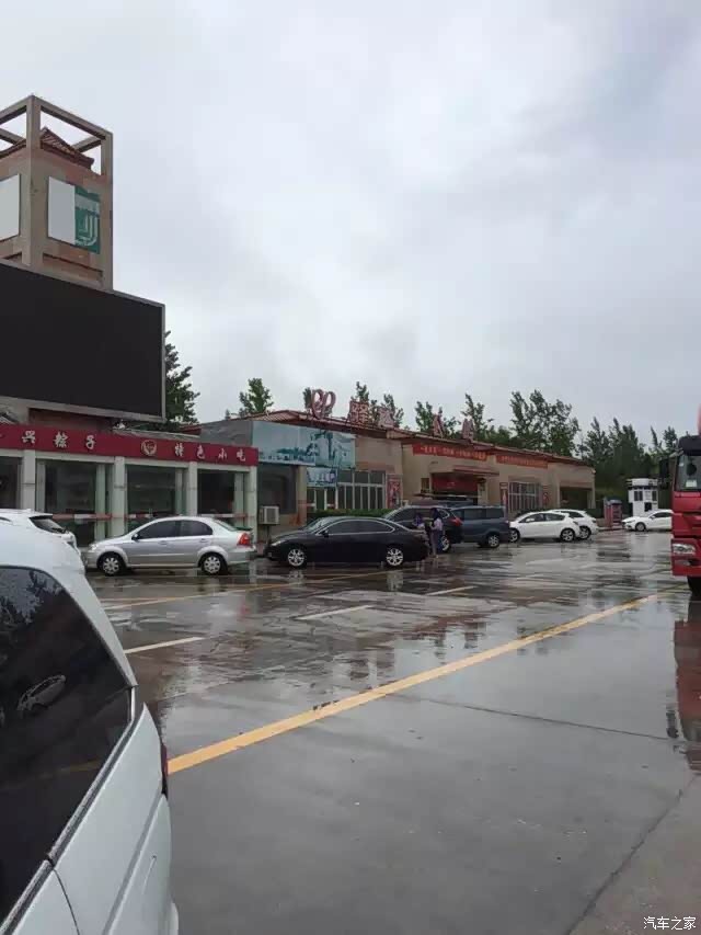 看完大学,继续赶路,在岭服务区解决中餐.