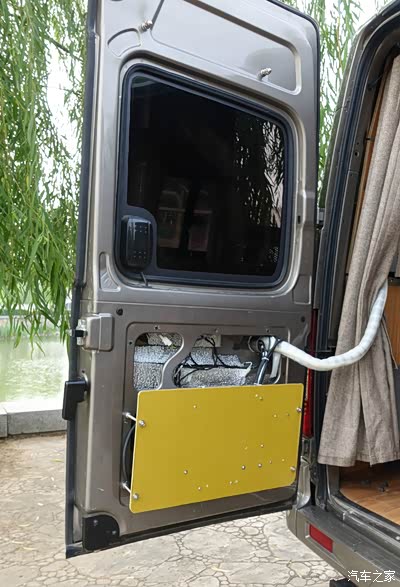 大通v80改车作业.加装变频空调.夏天车内睡好觉