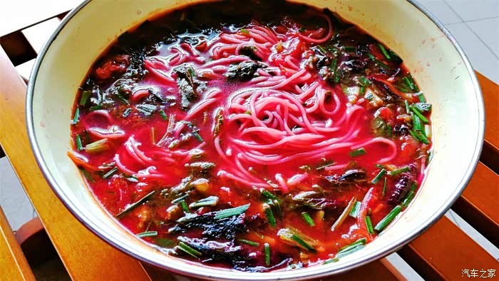 鲜红鲜红的汤面条