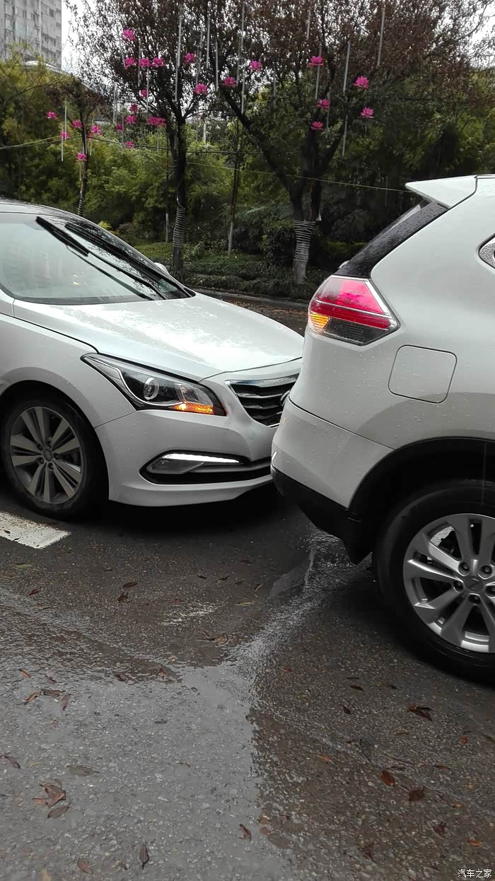 被女司机追尾求安慰