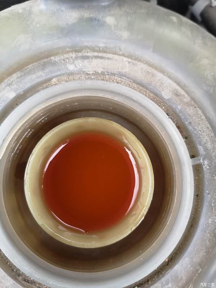 新的防冻液是粉红色的,现在是这颜色,离上次换已经5万公里,时间是二年