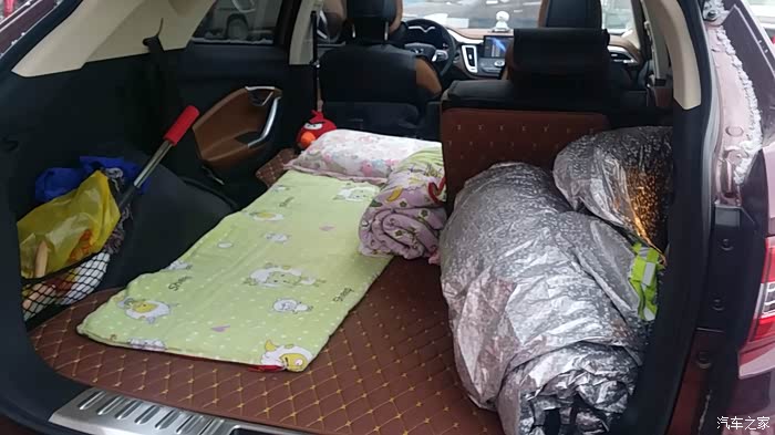 这是前几天出去玩,闺女在后面躺的床,我现在车平时没什么事一直是这样