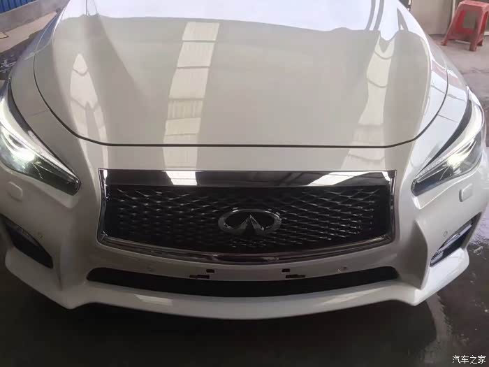 英菲尼迪水晶白珍珠漆面修复作业