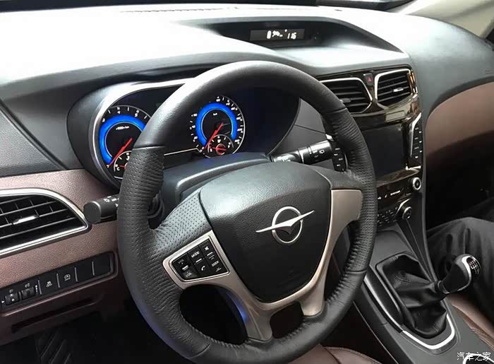 海马v70的内饰设计很有质感,采用黑色和棕色的颜色搭配,也会觉得不会