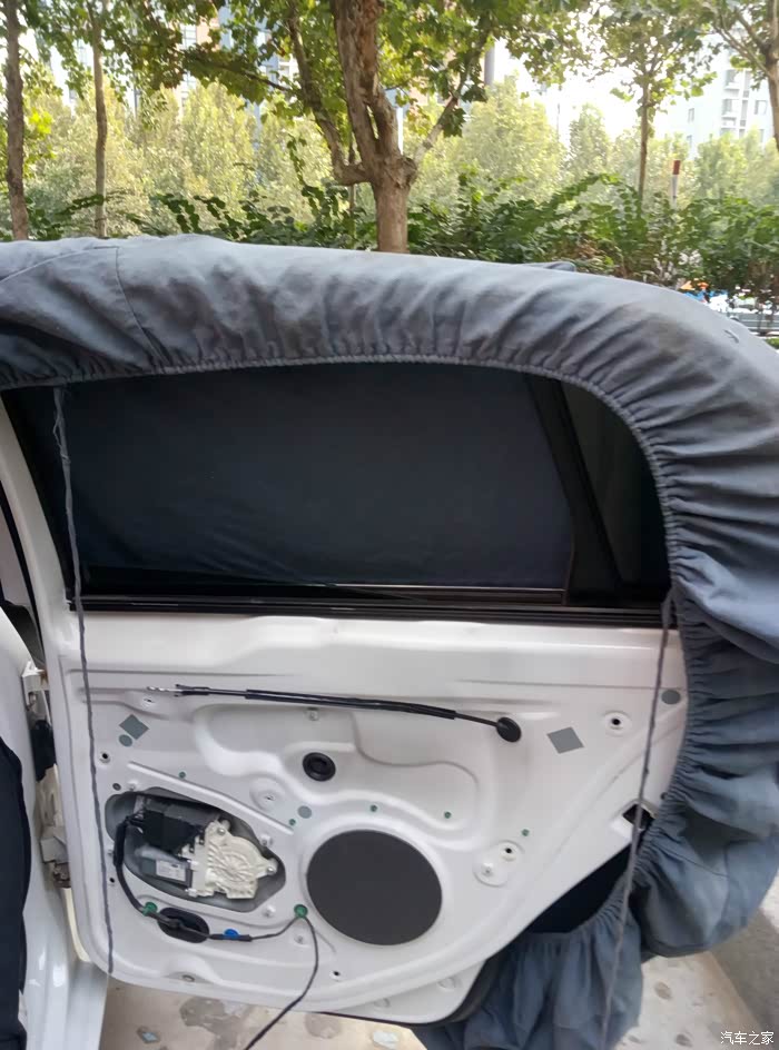 后门板门板拆卸完成(可以看到后门板里面是没有喇叭的)