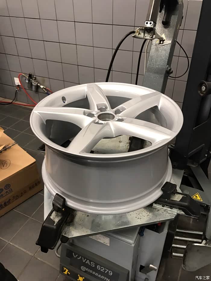 【图】成功更换18寸原厂五辐轮毂_奥迪a4l论坛_汽车之家论坛