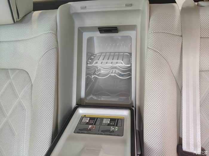 其实车载冰箱我一直觉得用处不大,你一熄火就没电了,除非你长途驾驶