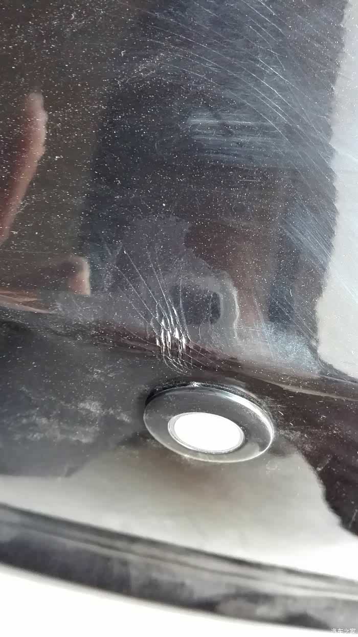 车漆碰出了这样的小裂纹,怎么处理?