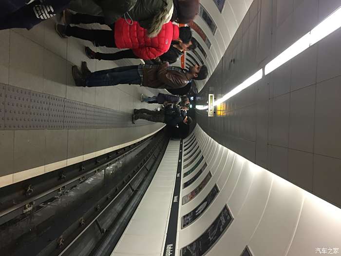 格拉斯哥的地铁,这么窄的站台放国内人都要被挤下去