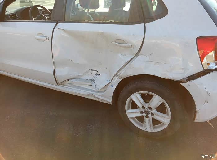 小polo被撞了,大众车还是很安全的.