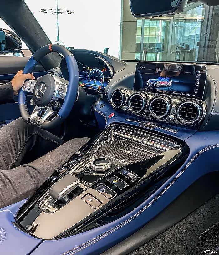 amggtcroadster蓝色内饰眼前一亮