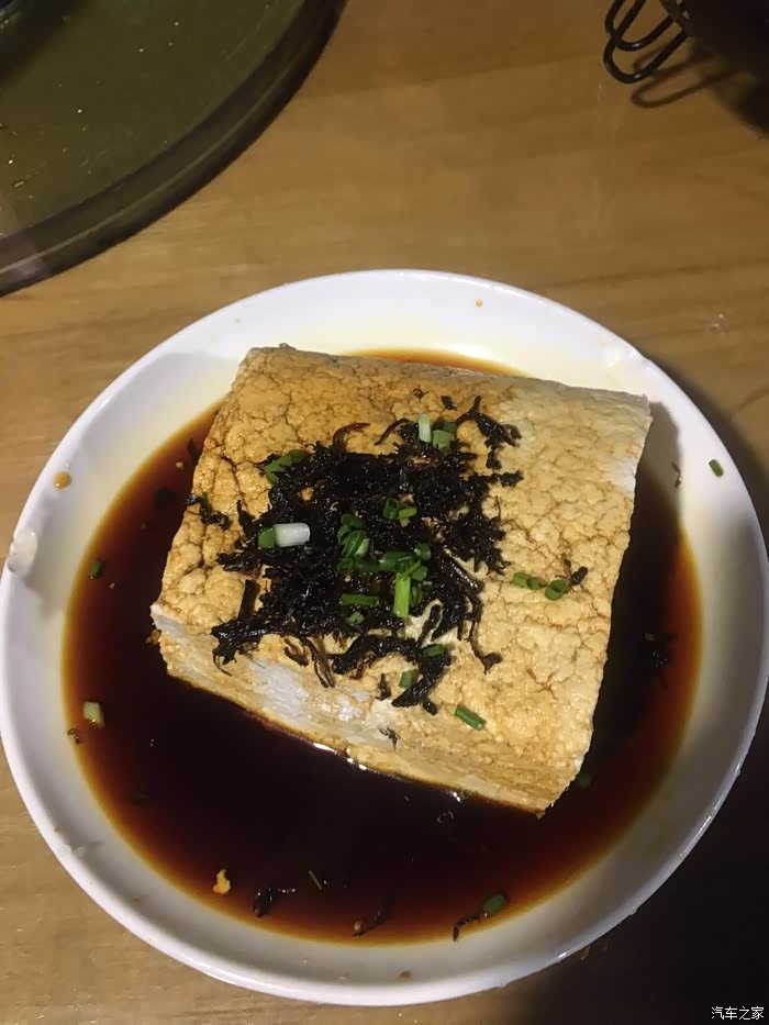 酱油干菜拌豆腐,不知道别的地方有没有这样的吃法,反正这算家乡抑种