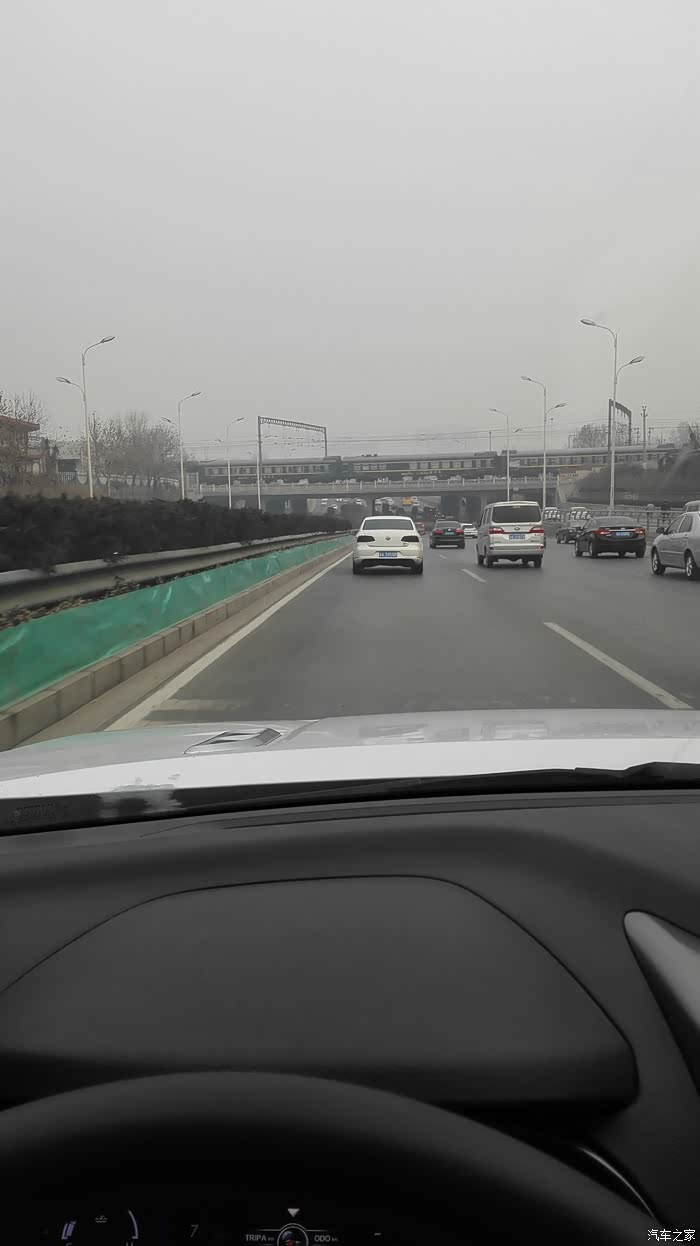 到达西古城收费站,好多车啊,而且etc口没开,看来是出故障了