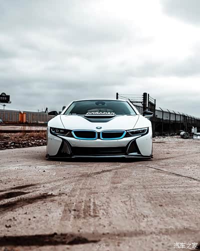 白色的宝马bmw i8 ,大气豪华,有气派,让人真的很喜欢.