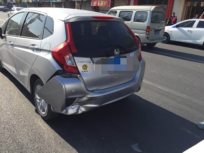 飞度后保险杠要换.维修费要多少.(新增图片)