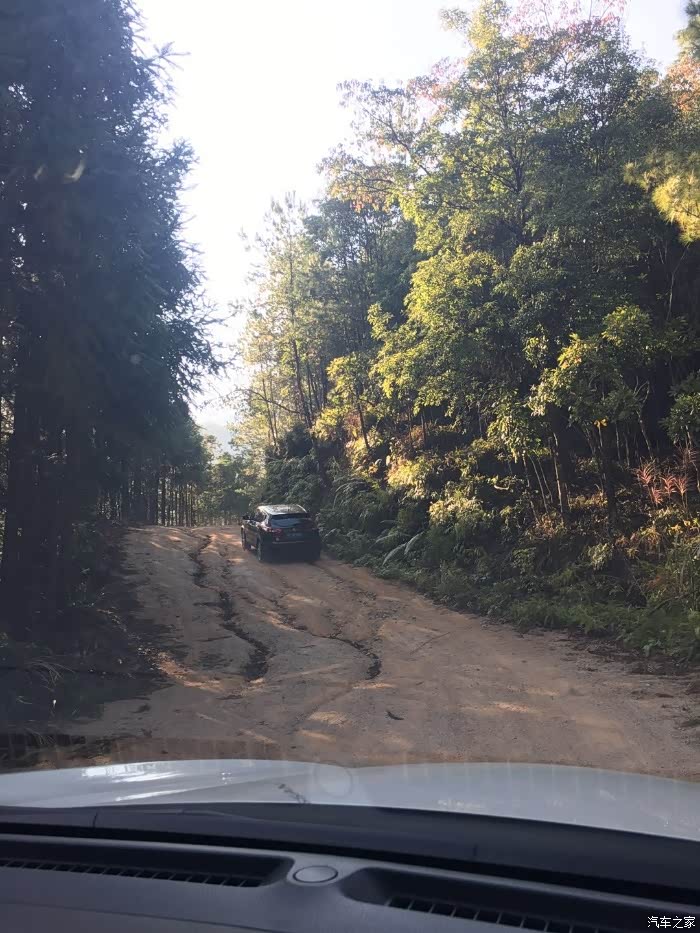 一段水泥路后,后面的就是泥土机耕路了,难度不小,这坡约20度,一台台车