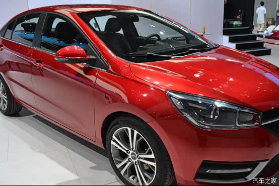 侧面看起来很圆润,车尾部分较短不拖沓