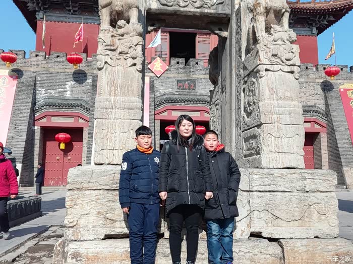 留影,据说以前向阳门是只有皇帝才可以走的.