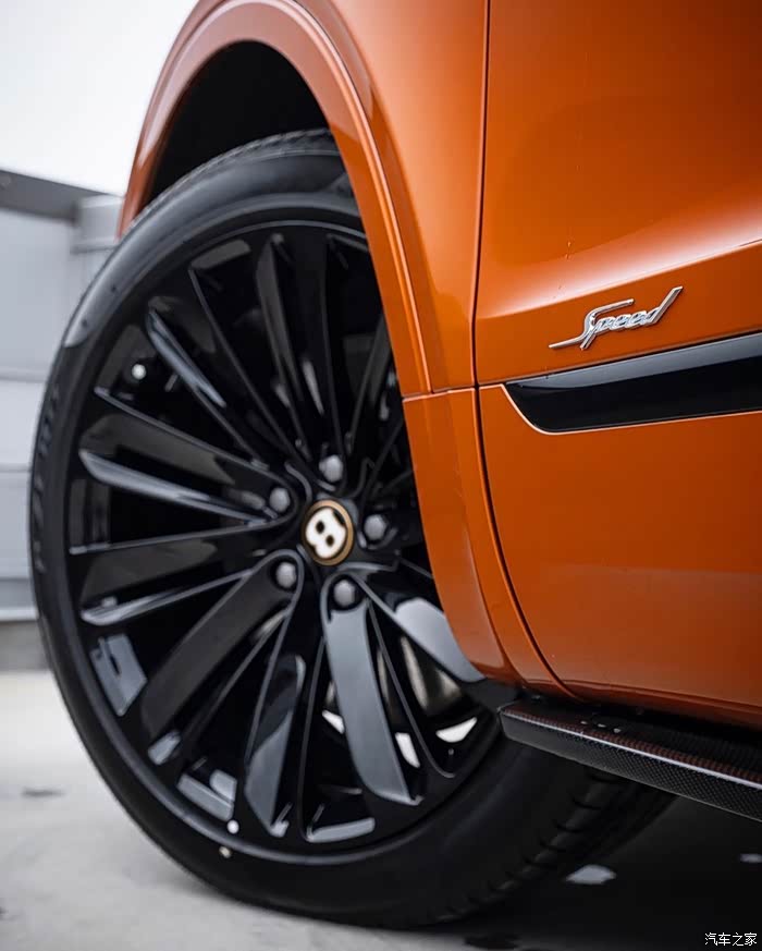 橙色宾利添越speed每处细节都彰显其不凡的品味真香