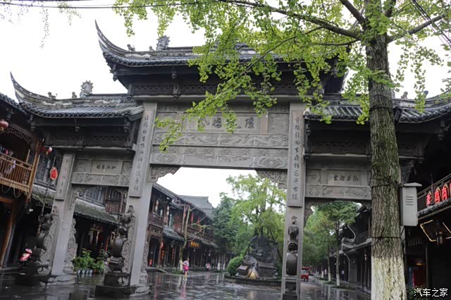 以车会友成都龙泉k2车友会远赴崇州三郎镇给车友当婚车