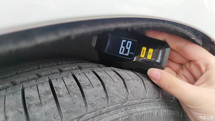这个就是轮胎的胎纹厚度6.9毫米.