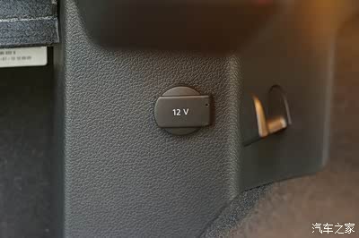 尾箱同样配备个12v电源接口
