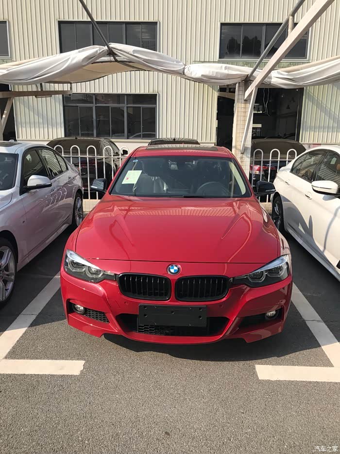 宝马的320im耀夜墨尔本红好看吗?没看到实车,不敢下手.