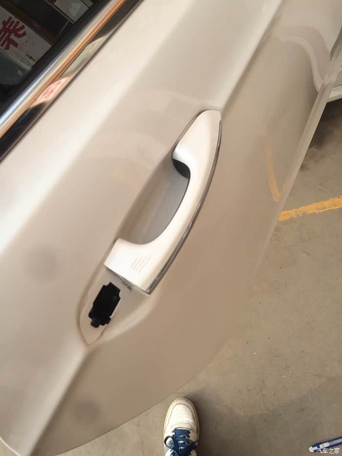 蒙迪欧门把手怎么拆