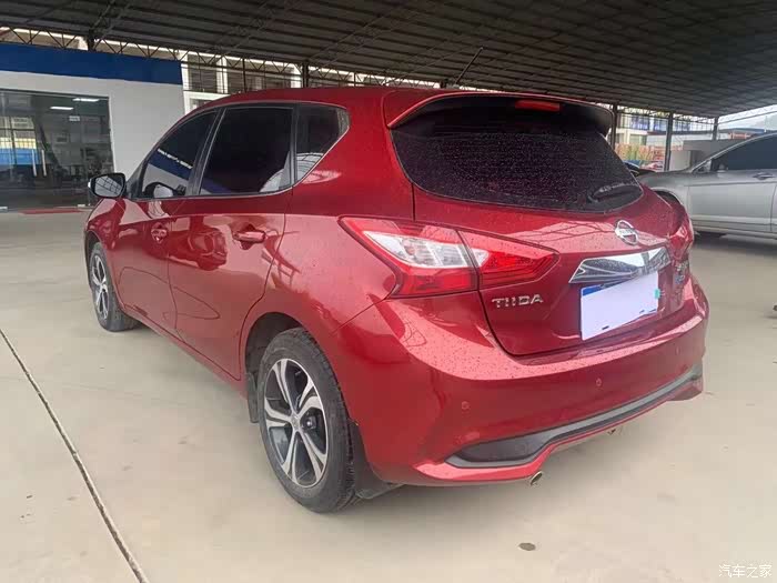 骚红色的日产骐达真的太适合女性驾驶上下班的代步好车呀