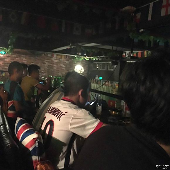 深圳哪个酒吧可以看足球直播?开车去停车方便