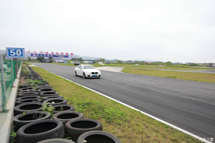 深圳赛道日每人都有一个赛车手梦致青春奔驰