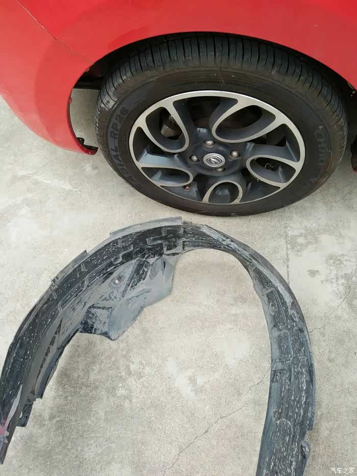 悲催被路边的杂草带了下轮拱罩掉了