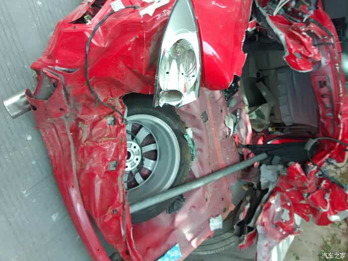 【图】这台马六追尾有点惨,开车还得小心为好_马自达6论坛_汽车之家