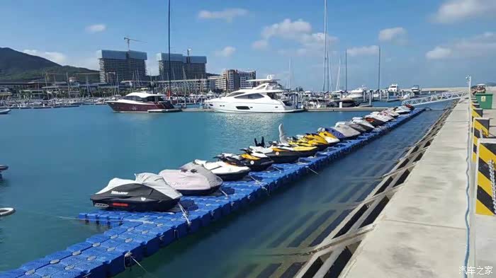 1807年,美国人罗伯特·富尔顿建造了世界上第一艘