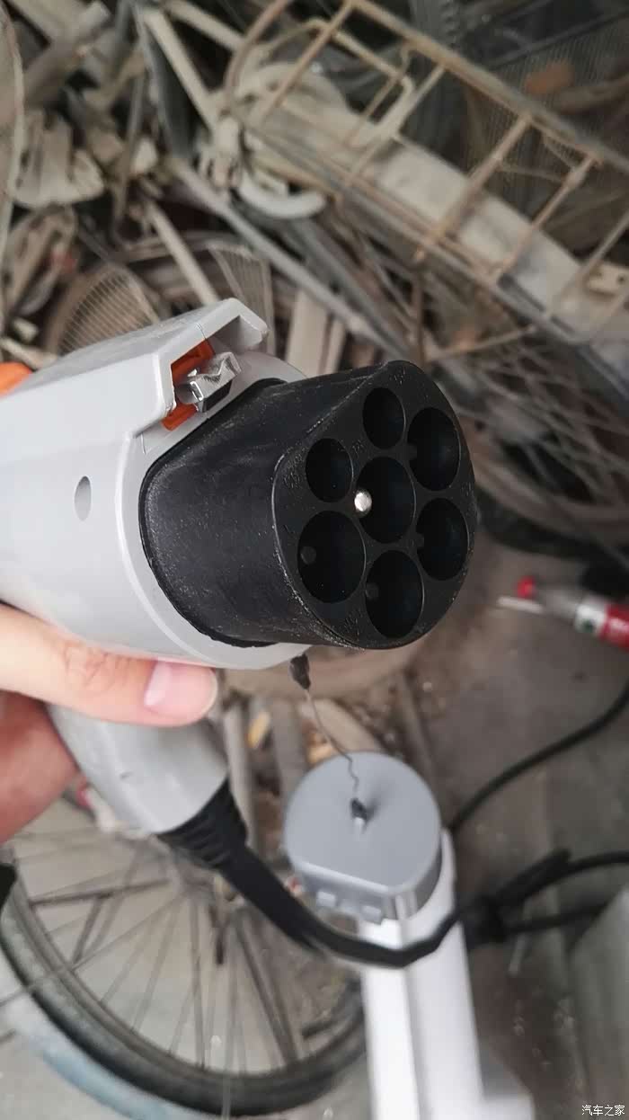 这是充电桩上的枪头