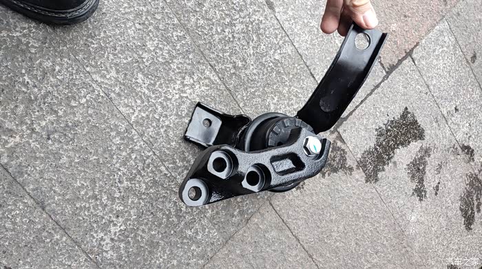 老车再折腾一下.换个机脚和雨刮电机总成