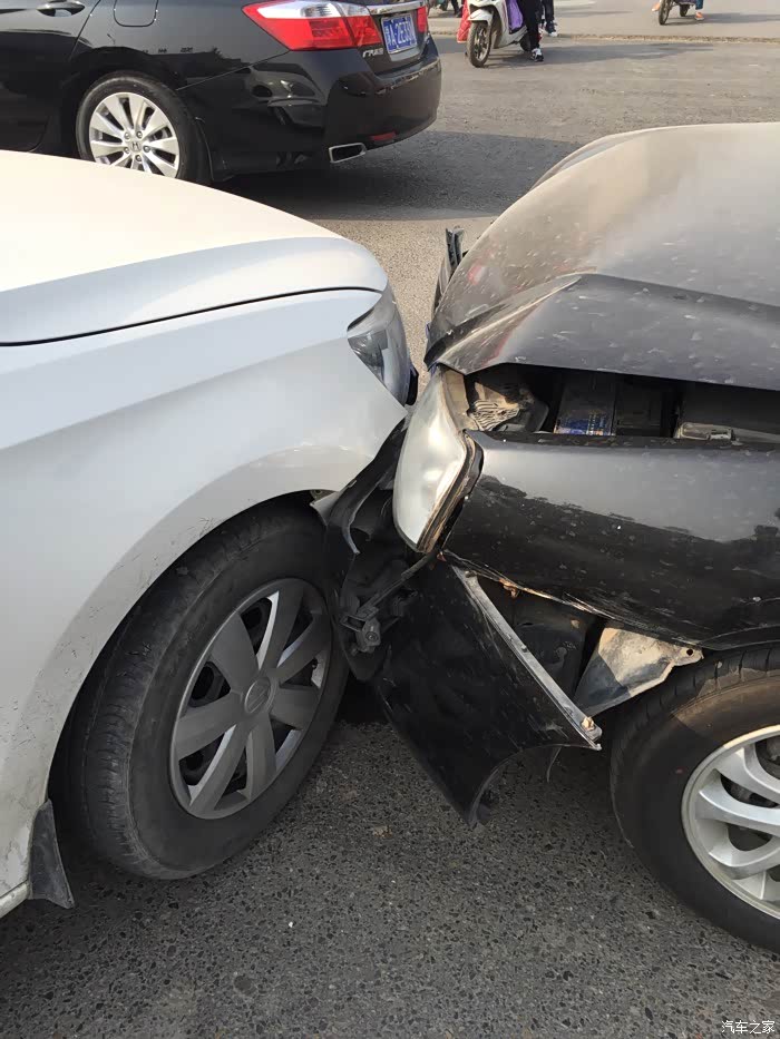 又撞车了桑塔纳pk伊兰特