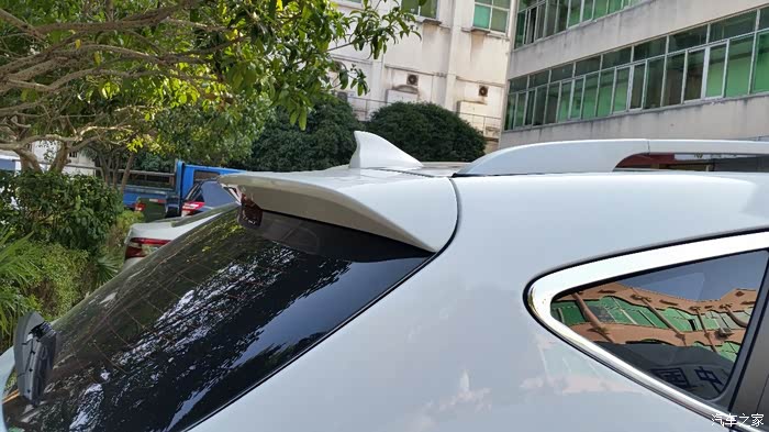 鲨鱼鳍天线安装完毕后侧面图,给35增色少,好.